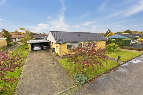 Rummelig villa 191 m² med 5 værelser i roligt parcelhusområde på 884 m² grund