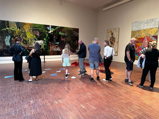 Skoleelever introducerer kunstværker for familier på ARKEN i kreativ læringsfernissage