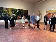 Skoleelever introducerer kunstværker for familier på ARKEN i kreativ læringsfernissage