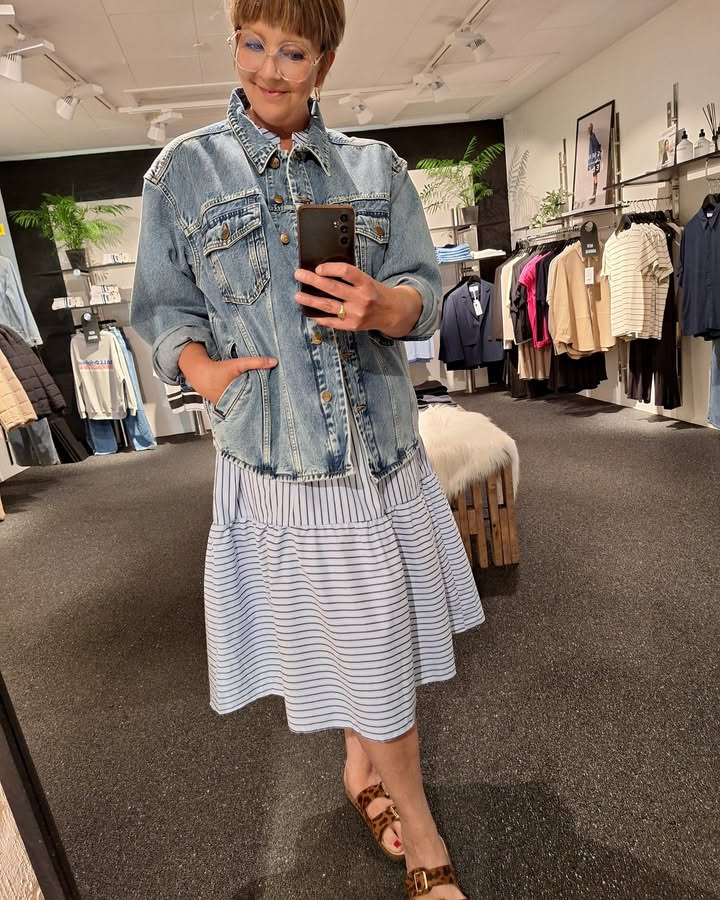 Lux By Jakobsen præsenterer stilfulde kontraster med ny kjole og ikonisk denimjakke på tilbud