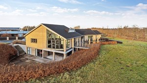 Ejendomsmæglerfirmaet Thomas Risager A/S præsenterer moderne villa med erhvervspotentiale i Hjørring