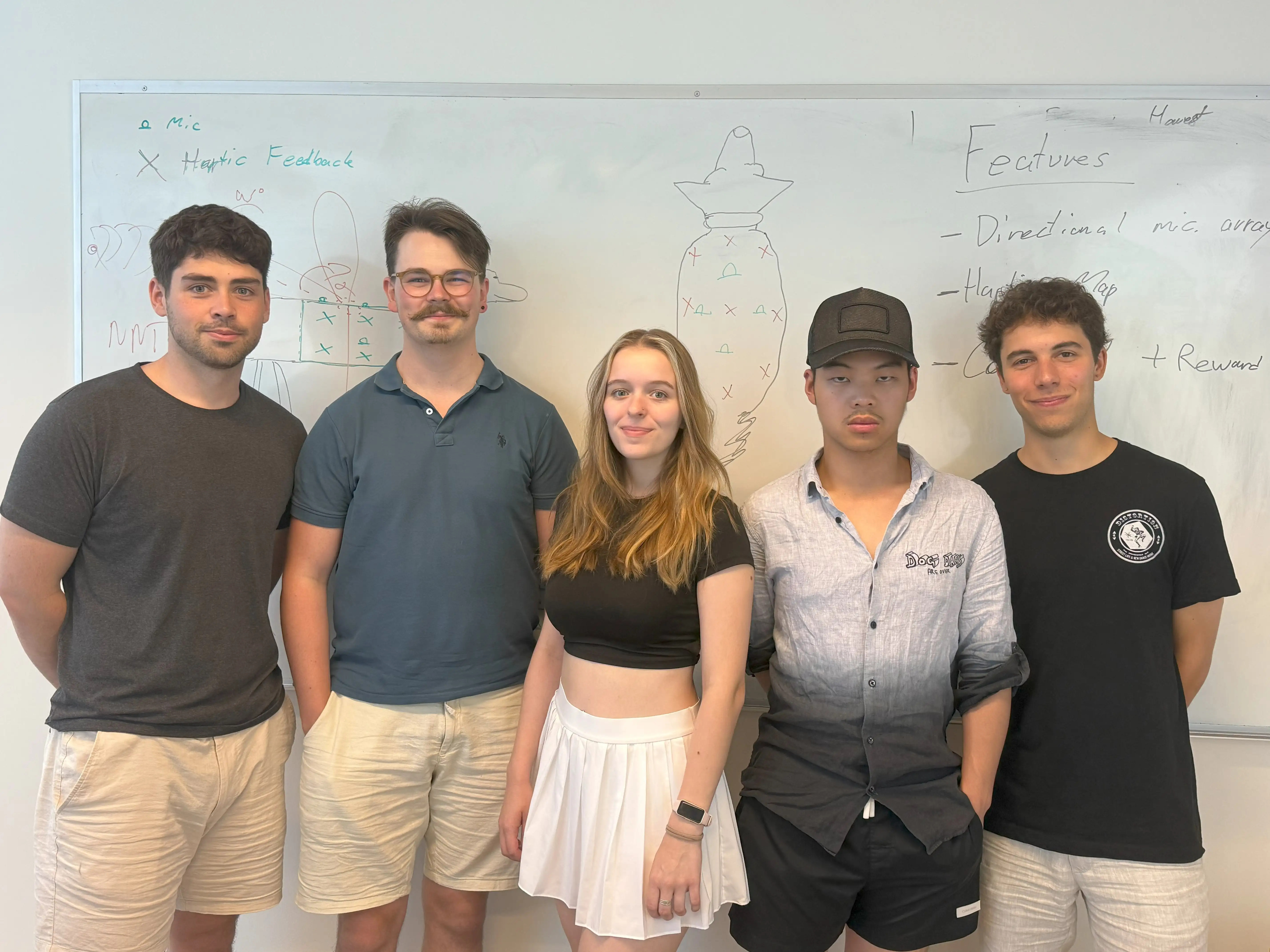 Innovativ sommerskole i Struer omdanner elektronikaffald til lydoplevelser for døve hunde