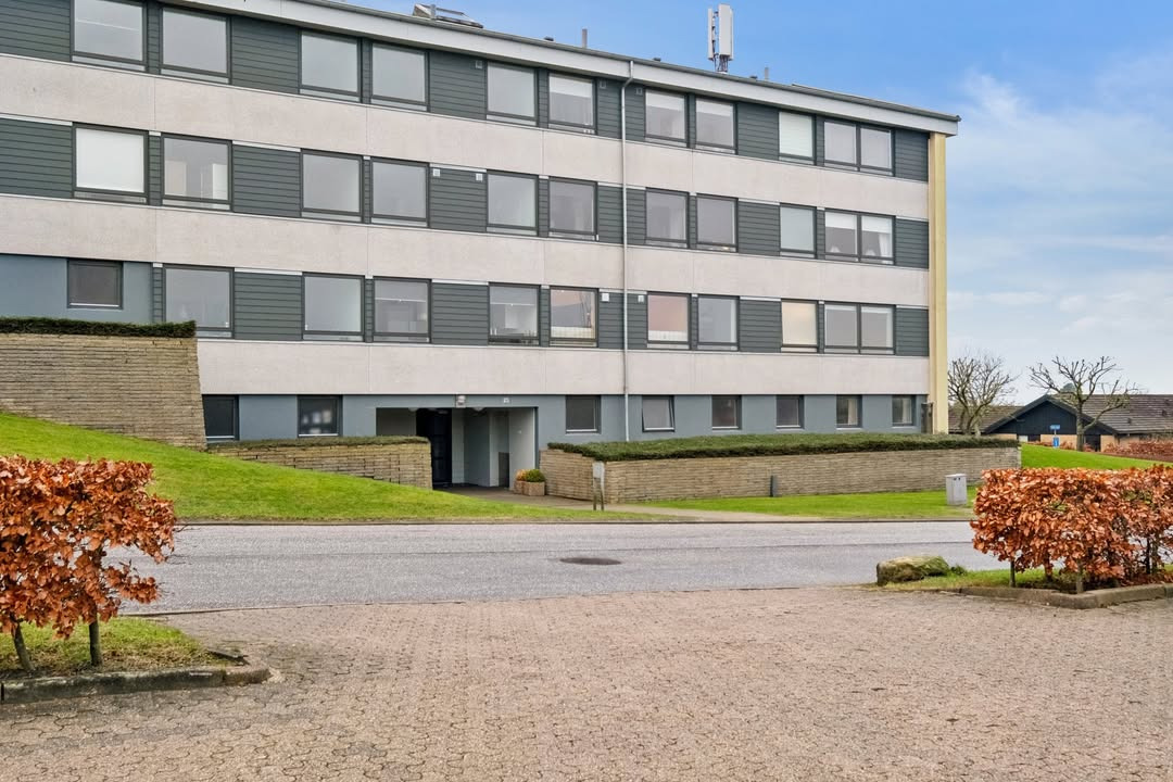 Ejendomsmæglerne Hansen & Thoft præsenterer lys og venlig lejlighed i Hasseris med altan og naturskøn beliggenhed