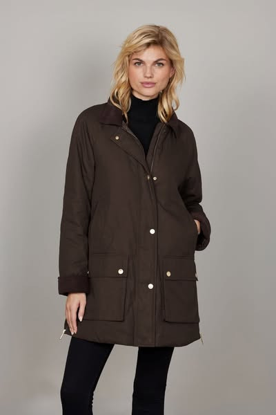 Skott Aalborg præsenterer ny jakke i oilskindslook til efterårssæsonen