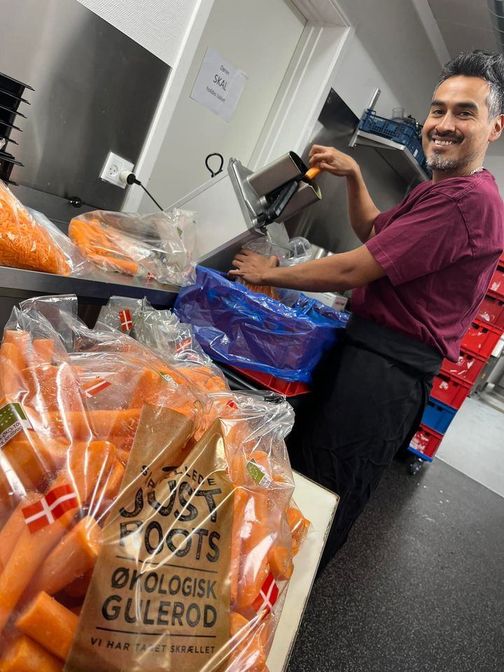 Magisk morgen hos Maria's Deli: 45 kg gulerødder klar til frokosten inden kl. 7