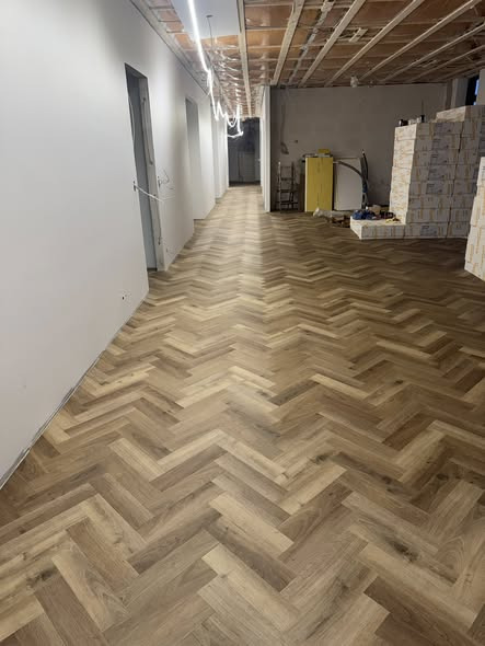 Viborg Gulvforum har lagt elegant LVT sildebensgulv i samarbejde med AP Gulve