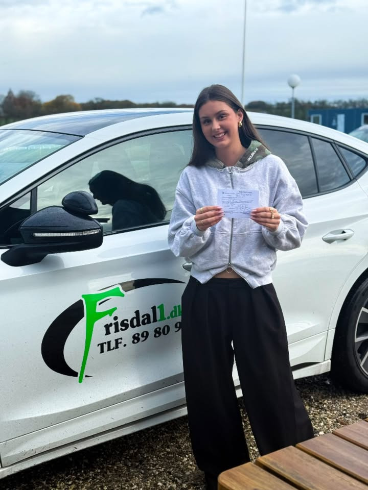 Kathrine bestod uden problemer: Velkommen på vejene fra Frisdal Køreskole I/S