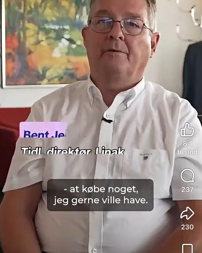 Yrsa Dunvad ser Bent Jensen foran et af sine malerier på TV Syd