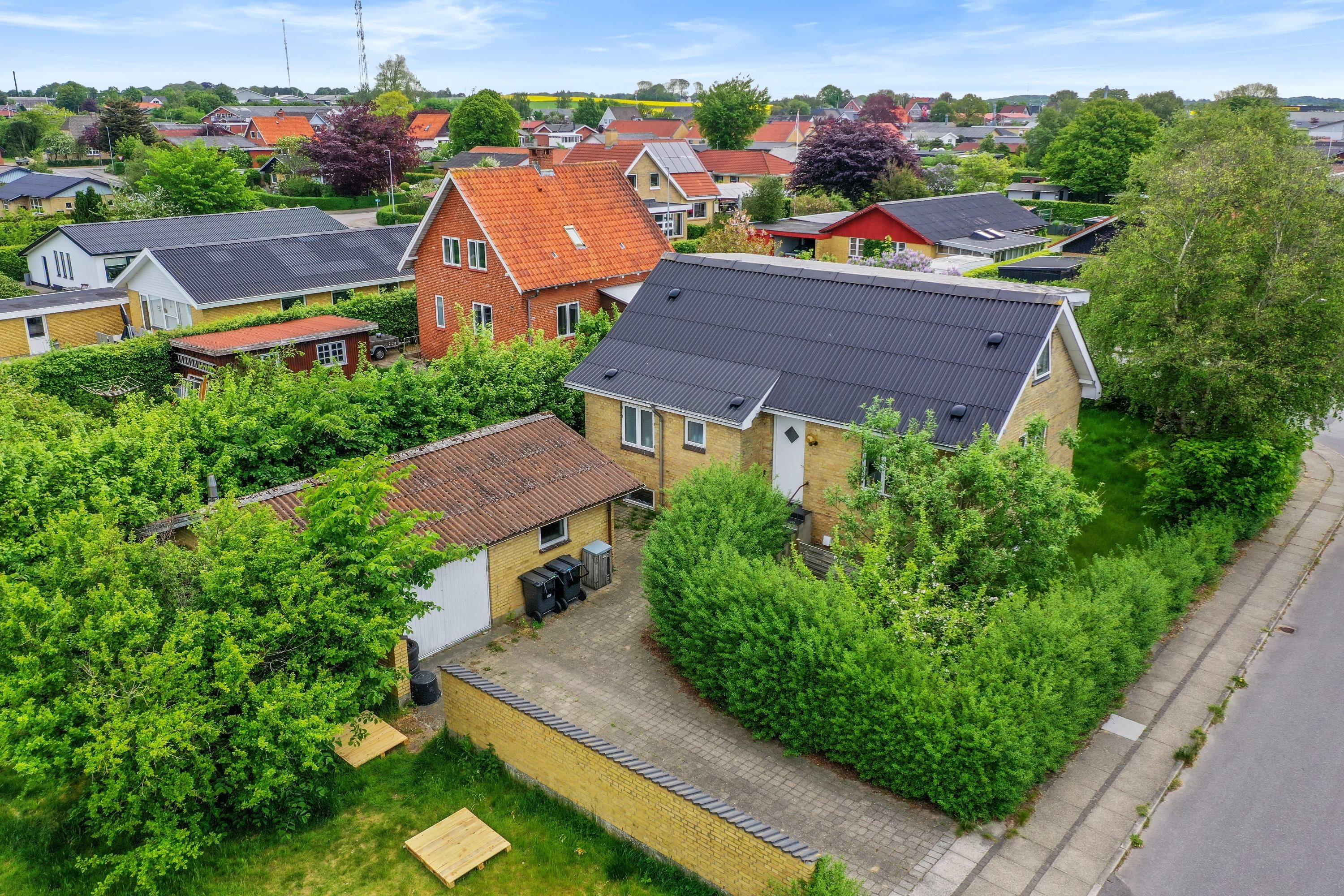 Klassisk og velholdt villa med mange etagemeter centralt i Brønderslev