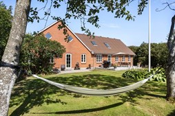 EDC Hurup Thy fremhæver landejendom tæt på Hurup med alsidig udbygning og smuk have