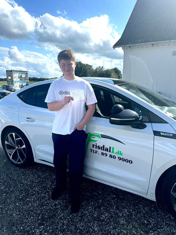 Anton klarer køreprøven i første forsøg hos Frisdal Køreskole