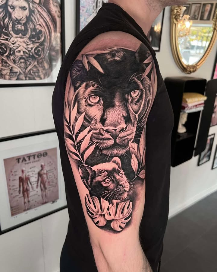 Kontraster skaber dybde i Black & Grey tatoveringer hos Hos Din Tatovør i Randers