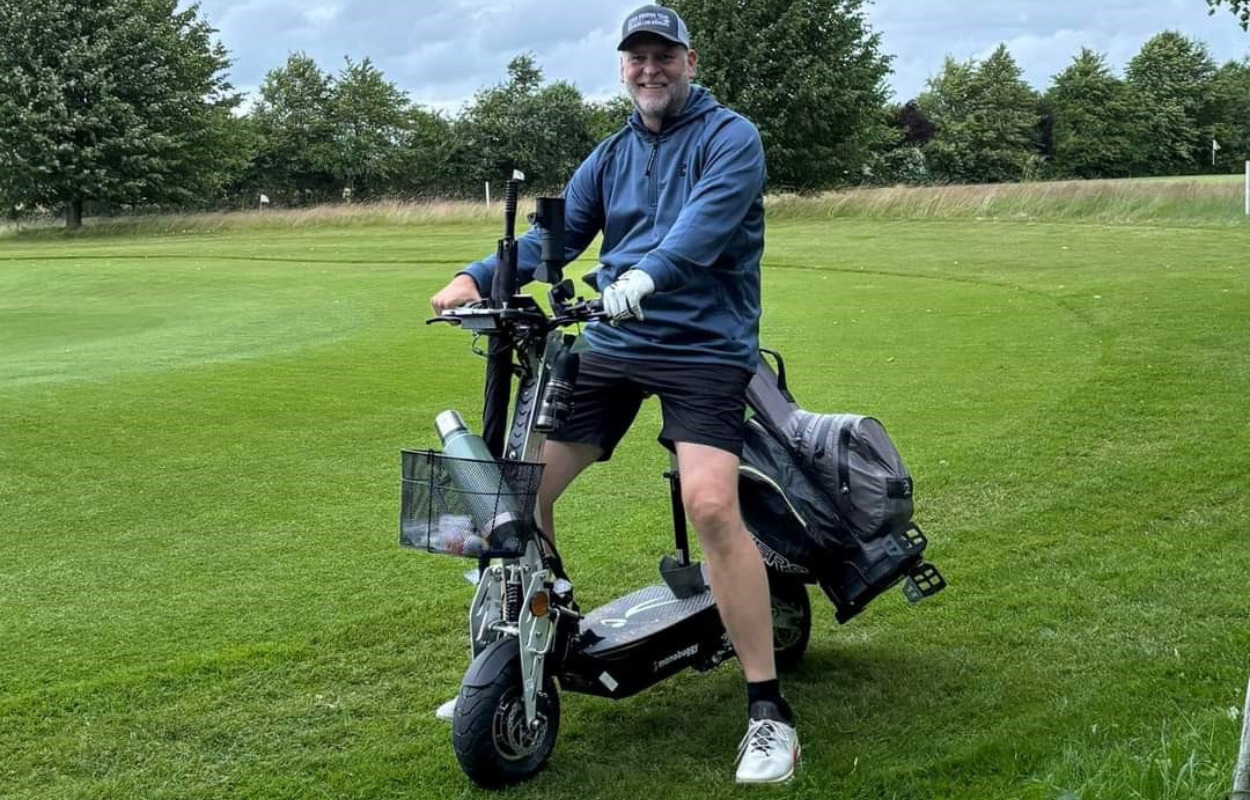 100 huller golf på 24 timer: Michael samler 17.000 kr. ind til fordel for børn med gigt