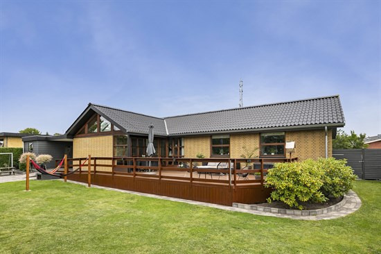 Indbydende hjem med skøn have og garage/værksted m.m.