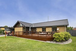 Indbydende hjem med skøn have og garage/værksted m.m.