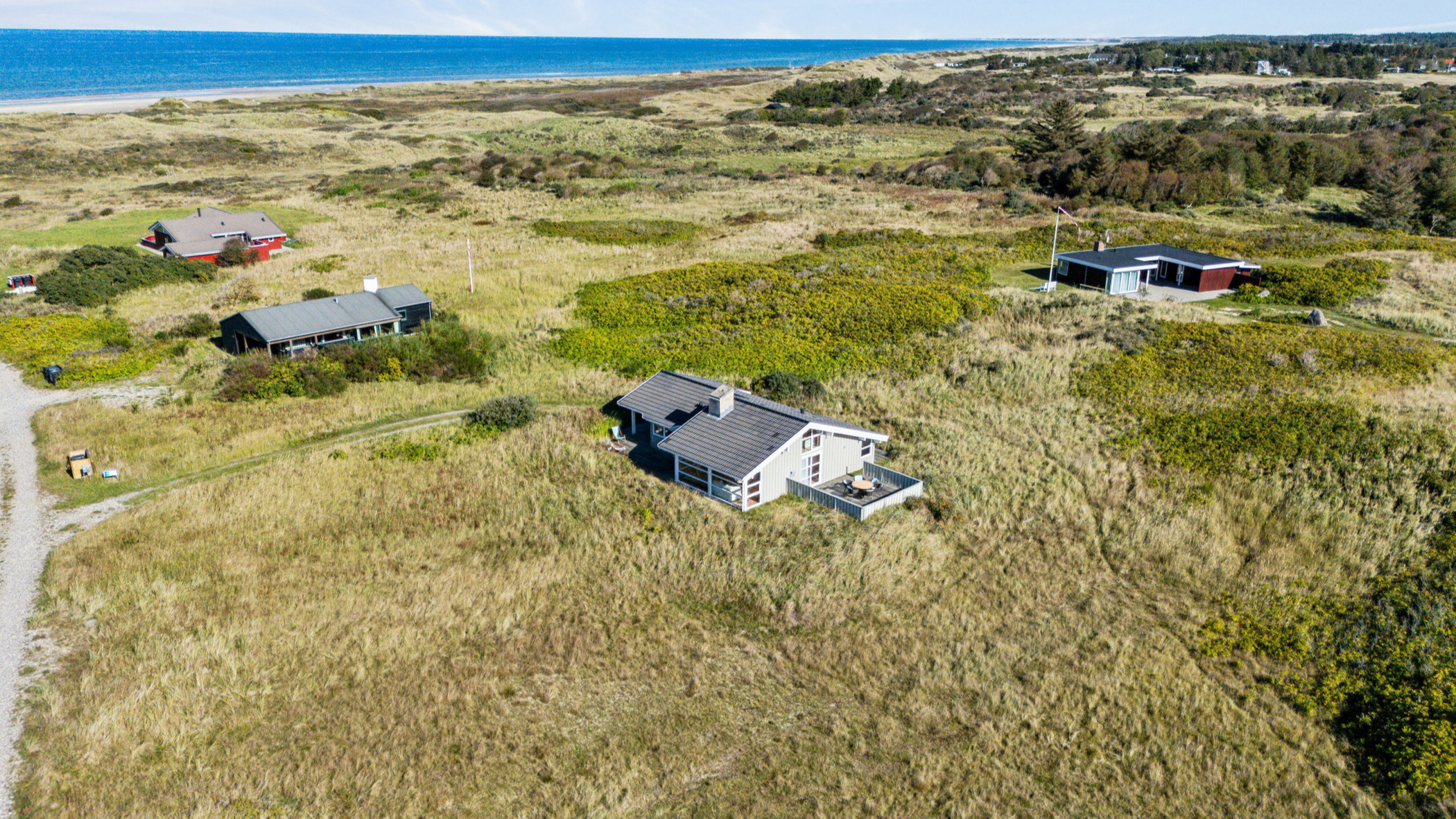 Velholdt sommerhus med panoramaudsigt til hav og klitlandskab