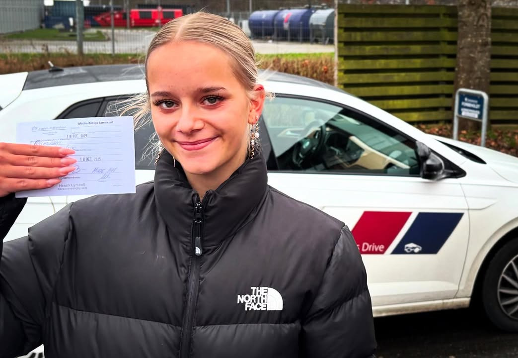 Lets Drive fejrer Theas nye kørekort og ønsker god jul