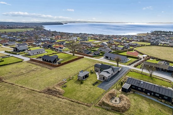 Luksusbolig netop kommet til salg i Rønde: Se hvad du skal smide for Røndes dyreste adresser her