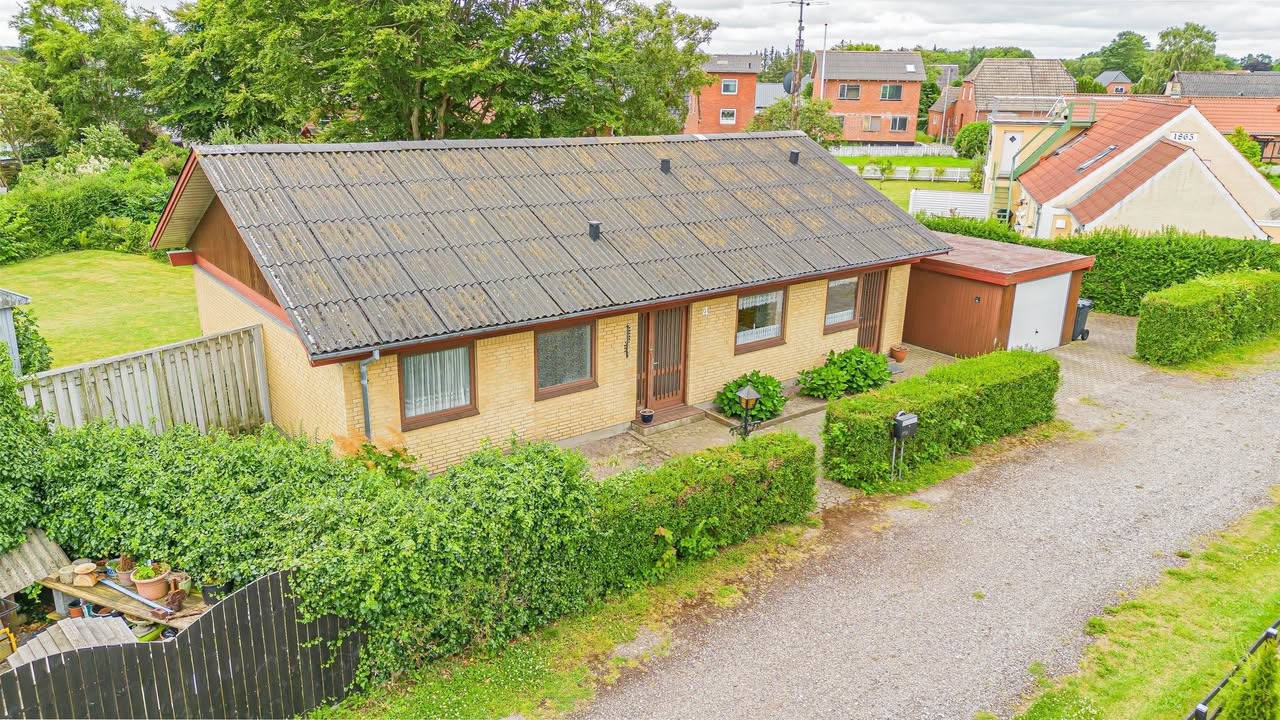 Mæglerhuset tilbyder central og velindrettet etplansvilla i Asaa