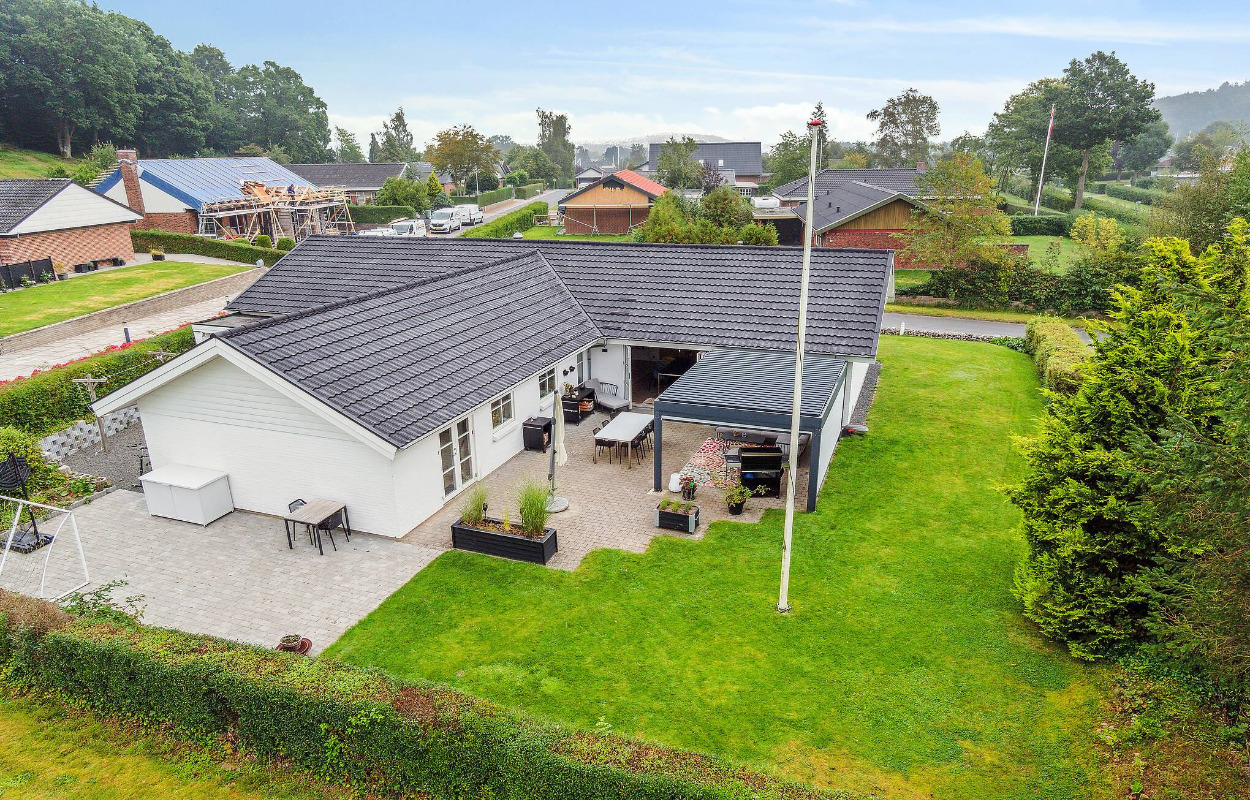 Kan det blive billigere? Netop nedsat med 250.000 kr.: Moderne familievilla i naturskønne omgivelse til salg for 2.495.000 kr.