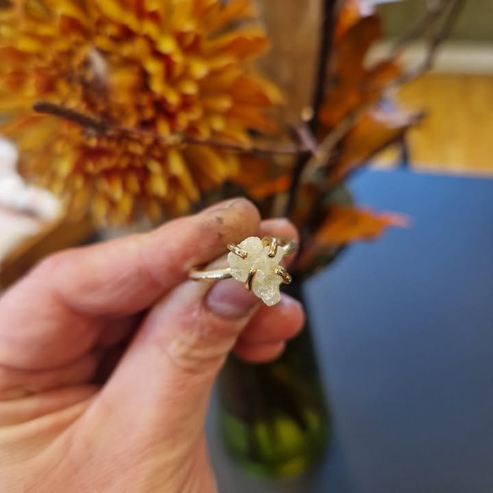 Guldsmed Ø skaber unik guldring med rå-diamant til tilfreds kunde