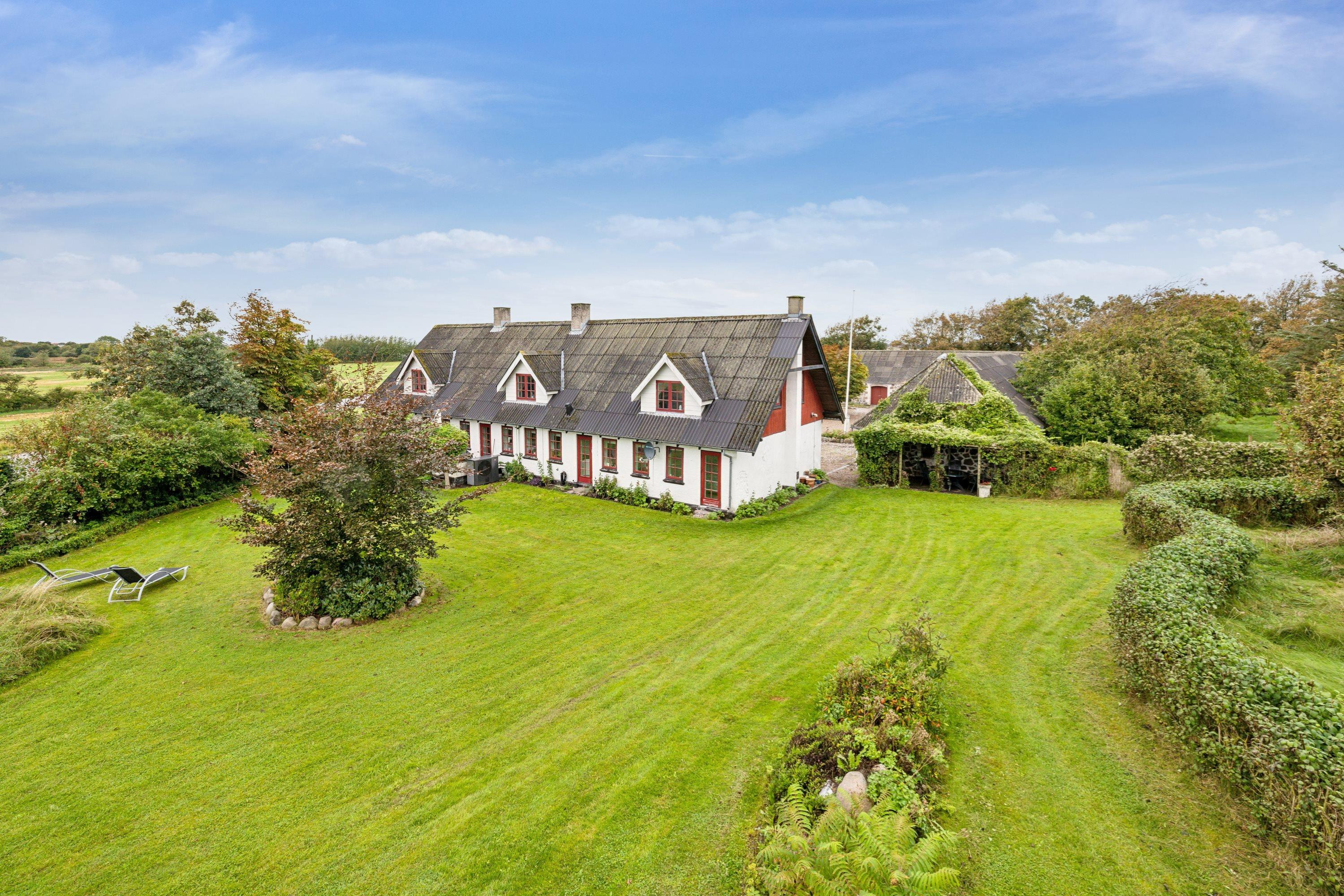 Til salg hos Mæglerhuset  Asger Larsen: Landejendom med 2 ha jord og charme ad libitum