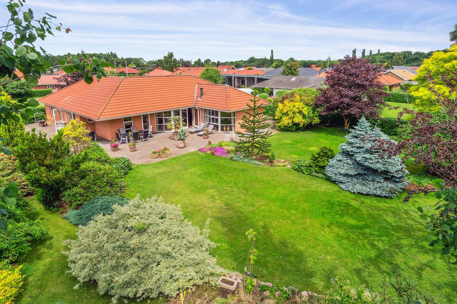 Velindrettet kvalitetsvilla med rigtig god beliggenhed og dejlig, lukket have