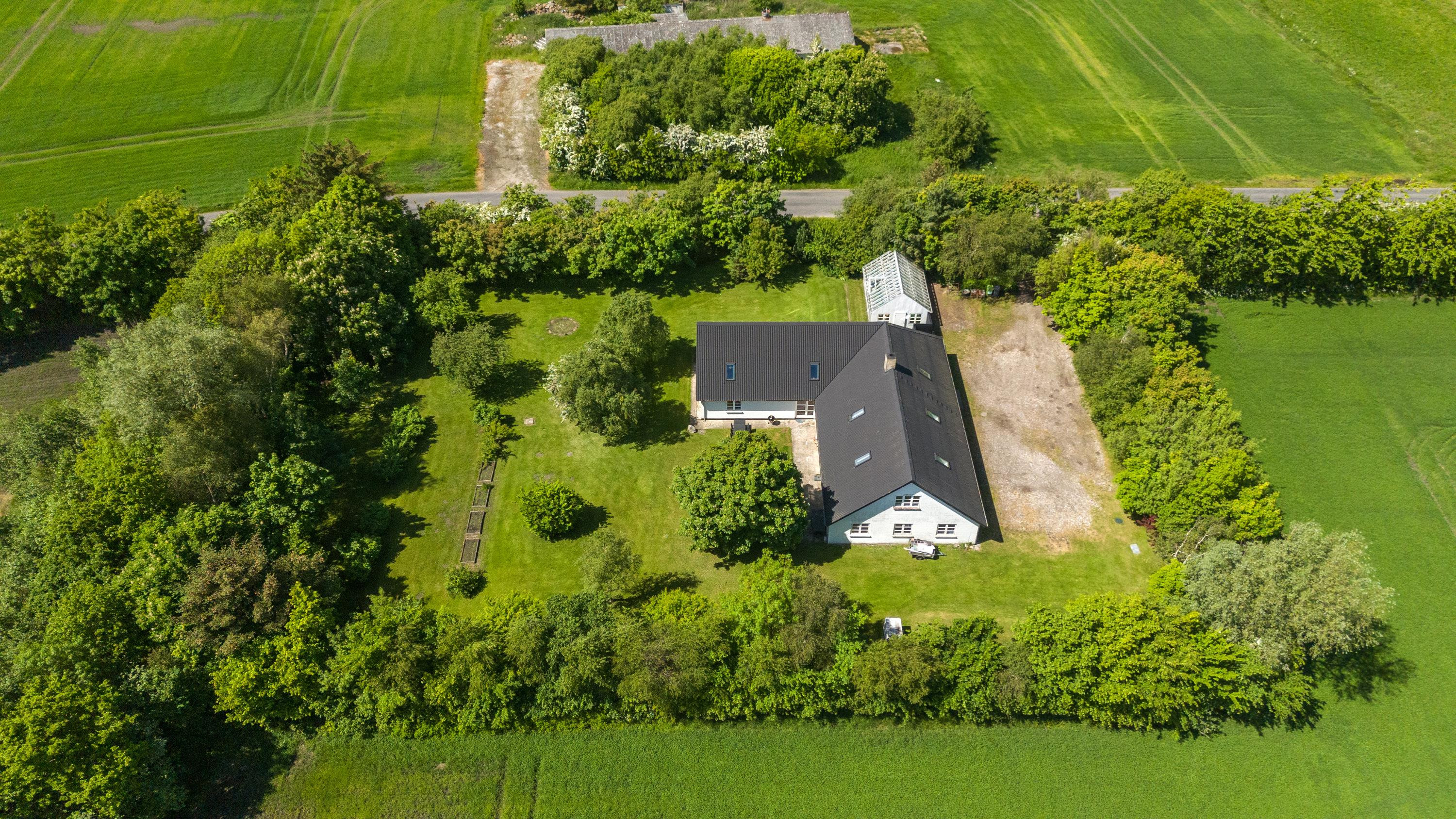 Til salg hos Mæglerhuset Brønderslev: Rummelig familievilla i landlige omgivelser