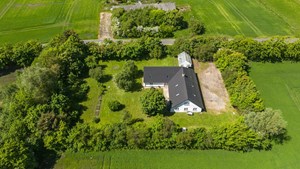 Til salg hos Mæglerhuset Brønderslev: Rummelig familievilla i landlige omgivelser