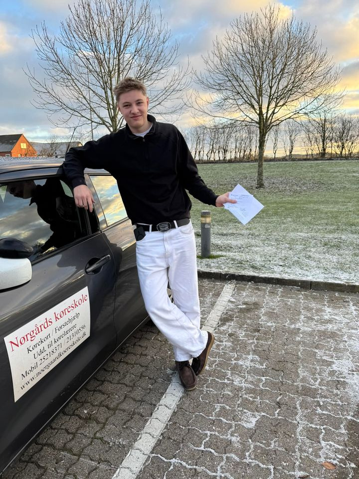Mathias Astrup består køreprøve hos Nørgaards Køreskole i Kaas