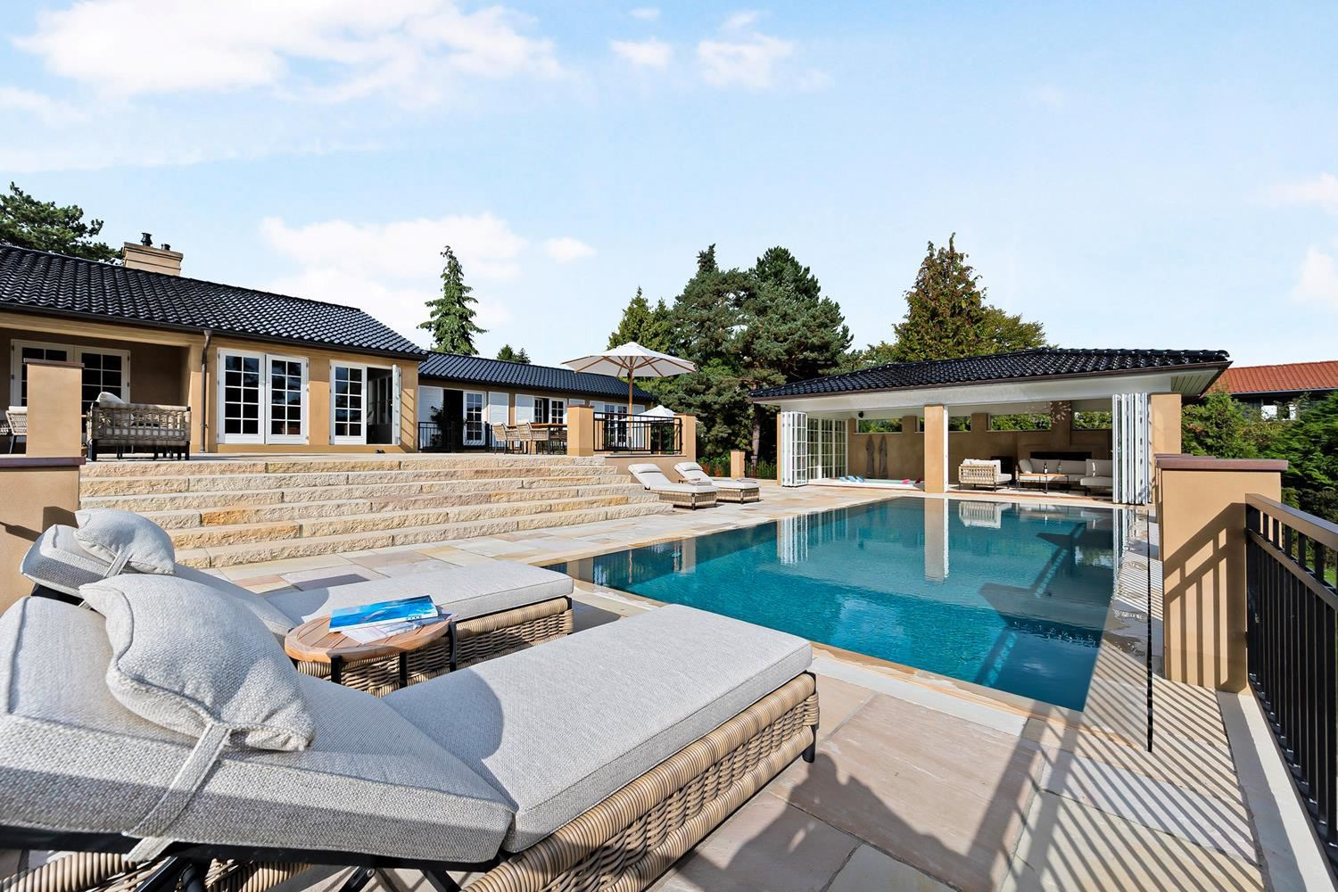 Drømmer du om luksus? For 23,0  mio. kroner er Vedbæk Strandvej 477 kommet til salg - Se den og de dyreste boliger til salg her