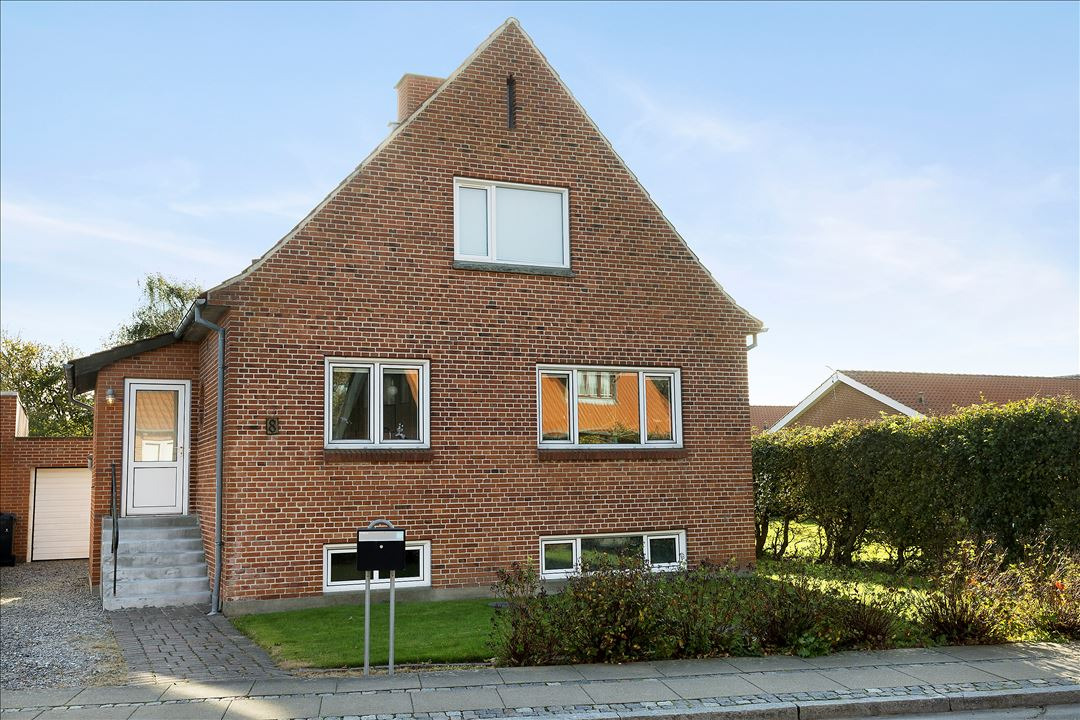 Til salg hos EDC Ejen­doms­grup­pen  Struer : Centralt beliggende villa i Hvidbjerg