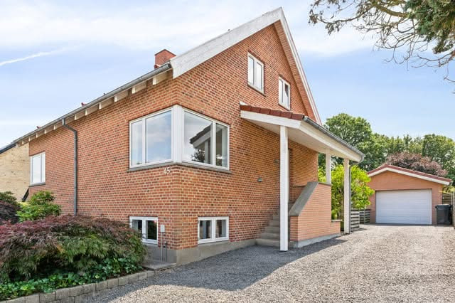 Lokalbolig Silkeborg præsenterer flot vedligeholdt villa i Øster Bording