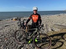 Jette fra PER P. CYKLER tester den lette Cannondale e-gravelcykel Synapse Neo Allroad 1