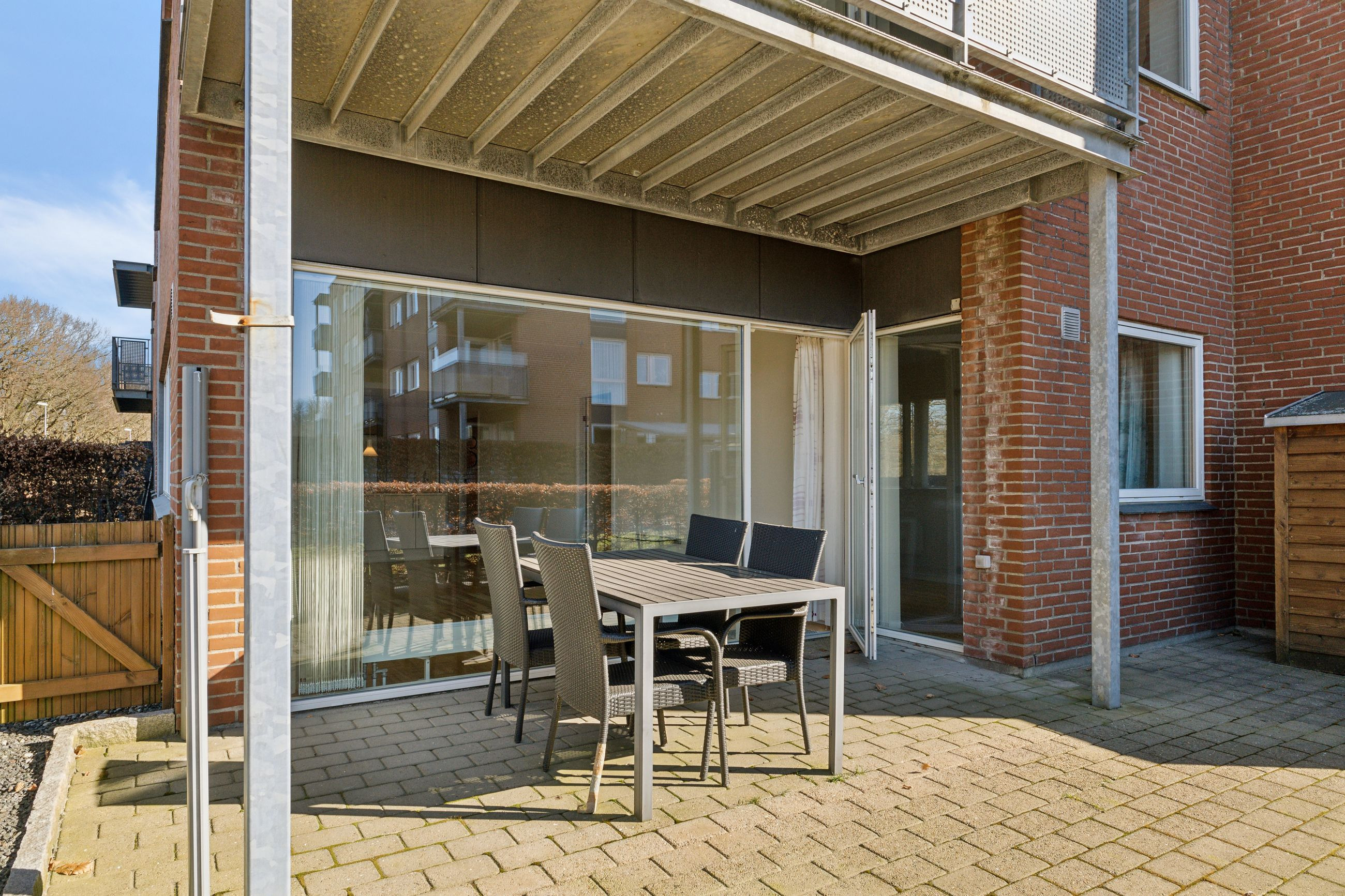 Flot stuelejlighed på 91 m2 med solrig gårdhave og Lergravssøen som nabo.