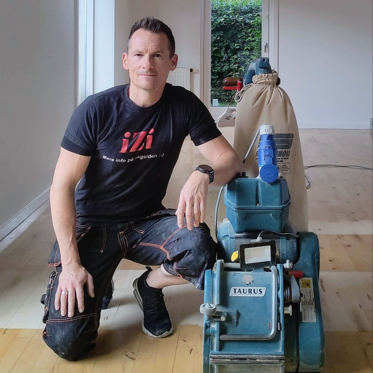 Bo fra iZi ApS hjælper Vipperød med gulvafslibning