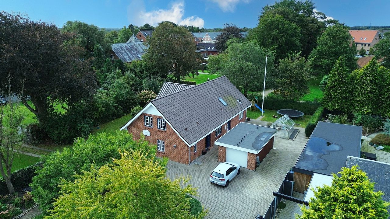 RealMæglerne Esbjerg: Rummelig familievilla til salg på attraktiv adresse