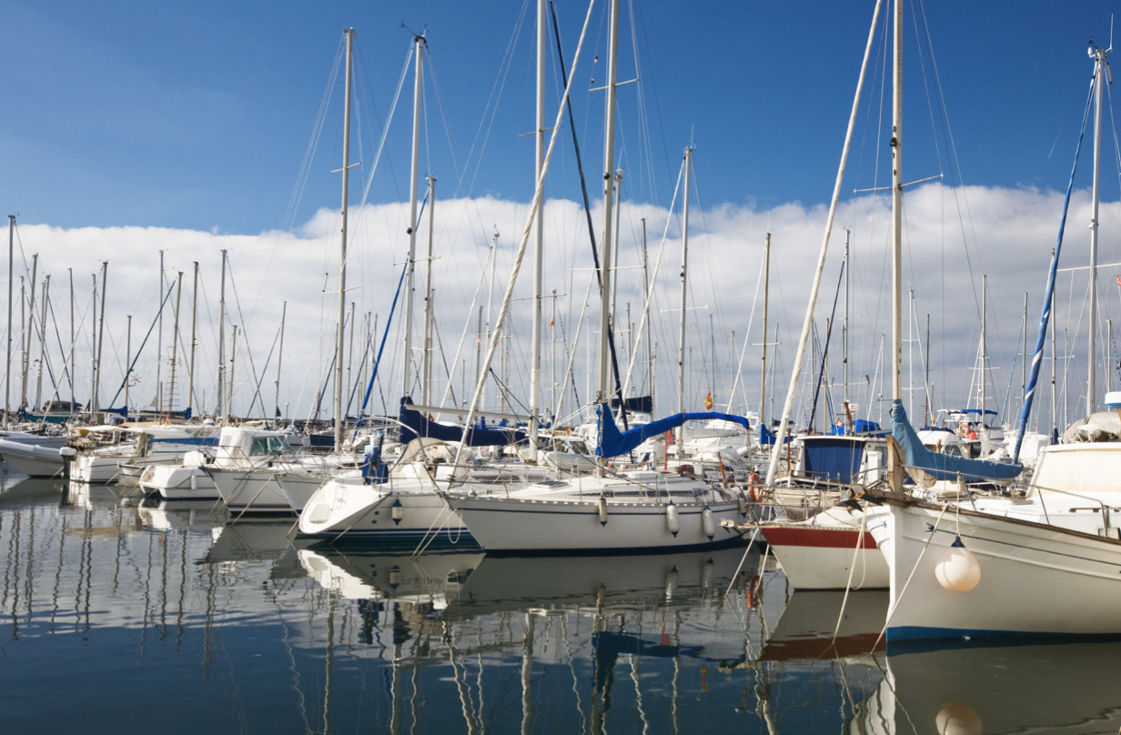 Salon byttes ud med en stor sejlbåd