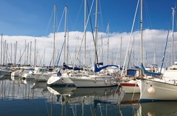 Salon byttes ud med en stor sejlbåd