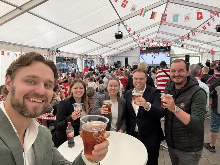 John Frandsen Herning fejrer VM i ishockey 2025 med festlig stemning i midtbyen