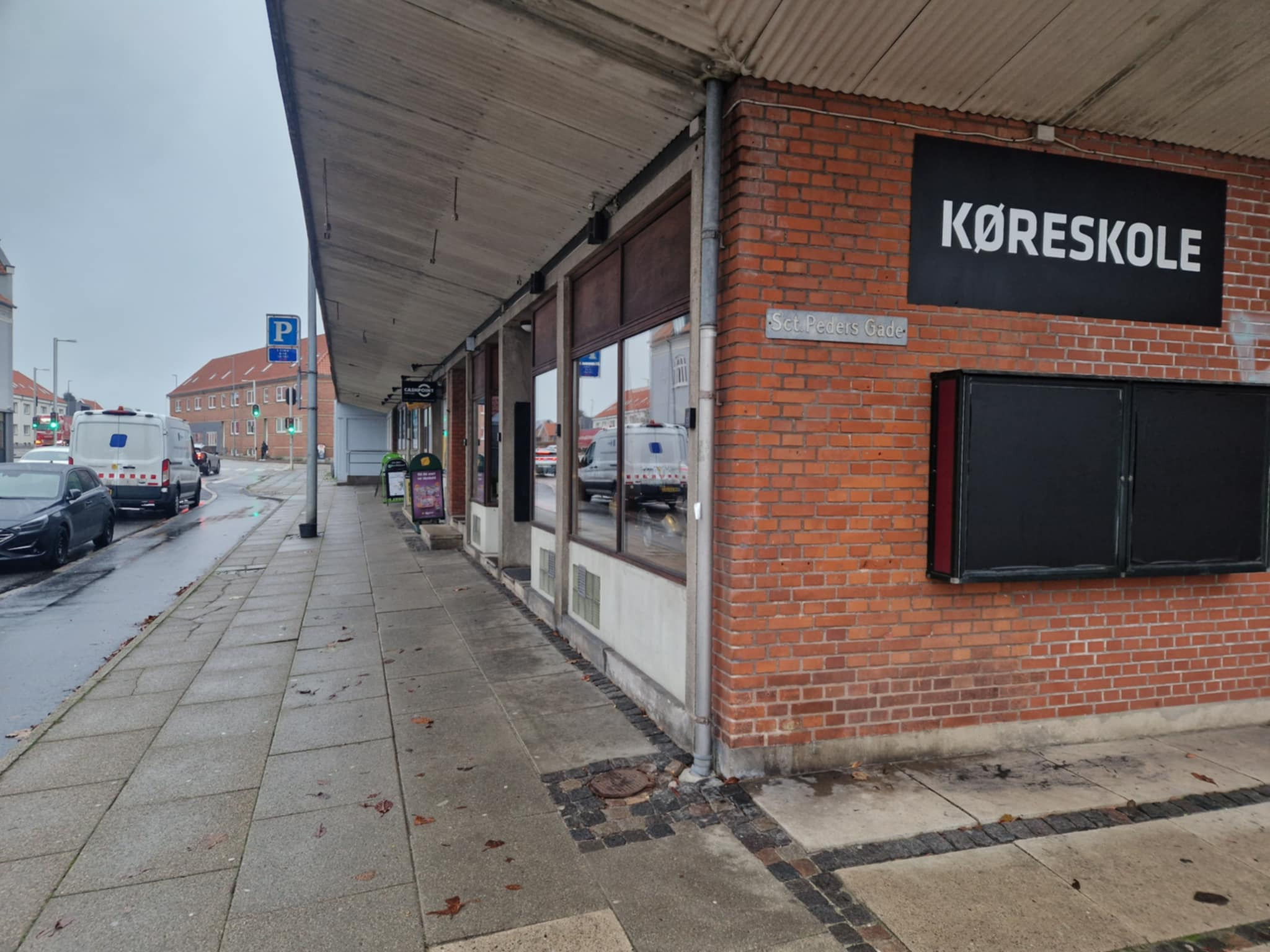 Kørekort tæt på hverdagen: R2 Drive gør det nemt for unge at komme i gang i august