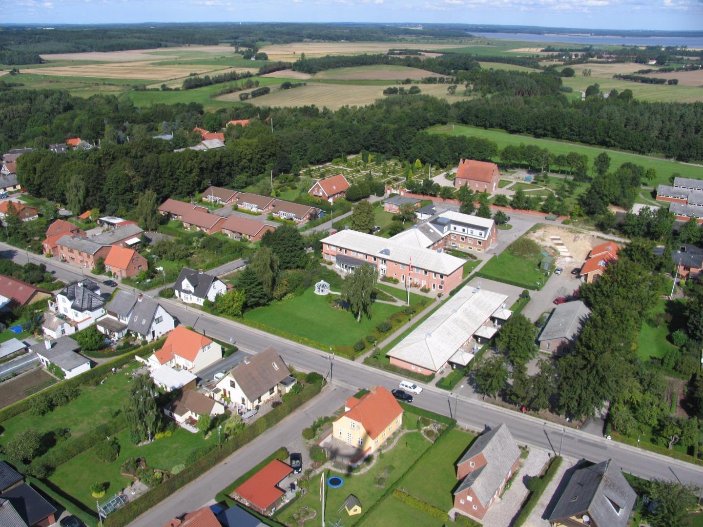 Åben græsplæne for Havndal Sundhedshus