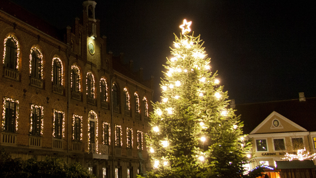 Juletræstænding på Nyborg Torv: En festlig start på julen