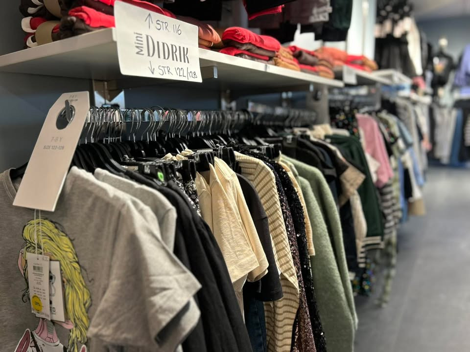 Udsalg hos Didrik: Børne- og voksentøj nemt opdelt i Mini Didrik, Toldbodgade 4