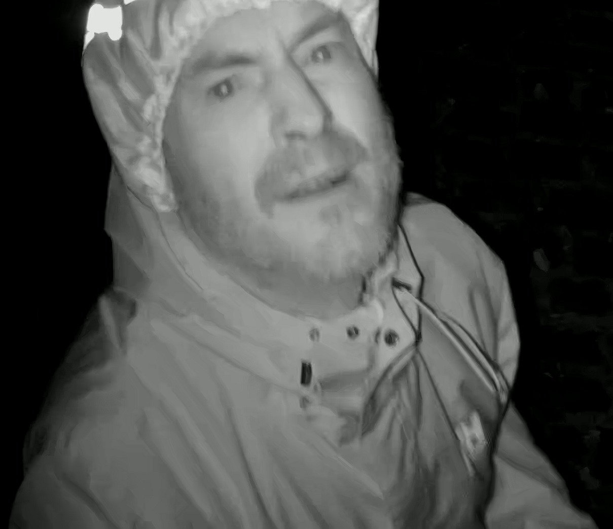 Mand efterlyses i sag om brandstiftelse