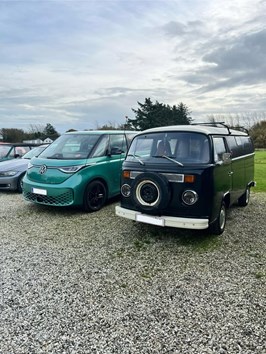 Vittrup Auto Aps fejrer 50 års biludvikling fra klassikere til elbiler