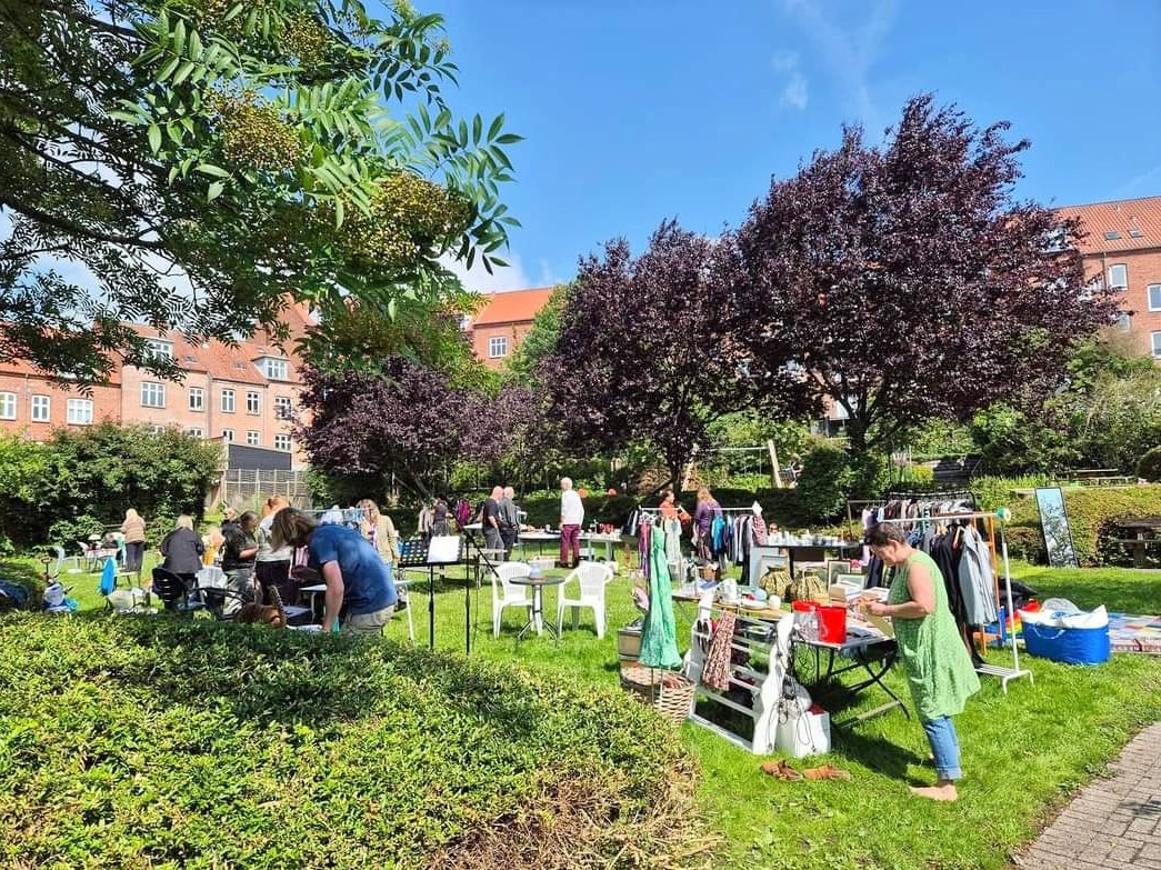 Loppemarked og musikalsk hygge i Fælleshaven Fredensgade Øst