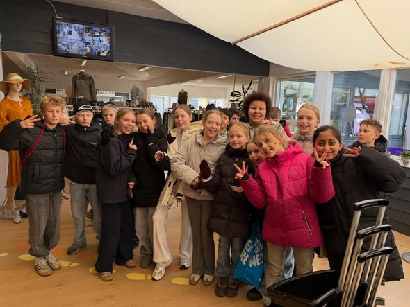 Kirkens Korshær Genbrug Egå takker 4.C fra Sølystskolen for et inspirerende besøg om genbrug