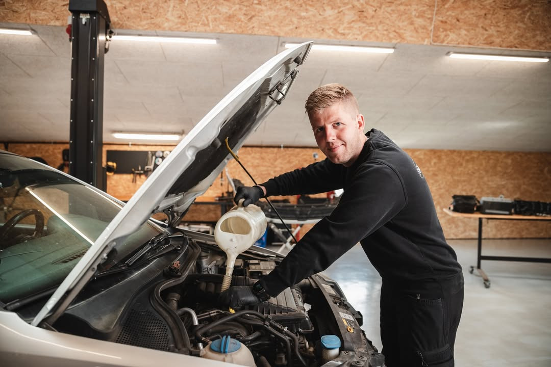 Autotekniker Kim Skytthe tilbyder service til alle biltyper