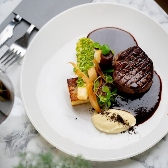 Restaurant Mellow præsenterer nytårsmenu 2025 til afhentning